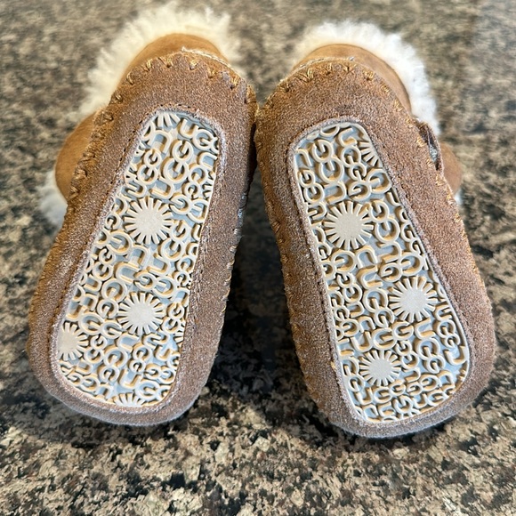 Baby Ugg Boots Tan Moccasins Fur Lined Rubber Soles Size 0/1 EUC Velcro Uggs - Picture 6 of 8